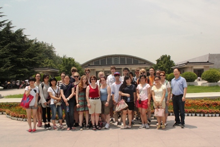 Unsere Gruppe vor dem Terracotta Armee Museum in Xian z15w